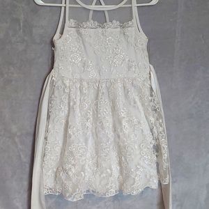 Girl's white dress with lace